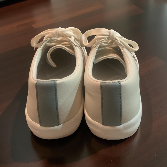 low price Lauren Ralph Lauren Cream leather sneakers 3.5 big kid. for fall. - Picture 2 of 7